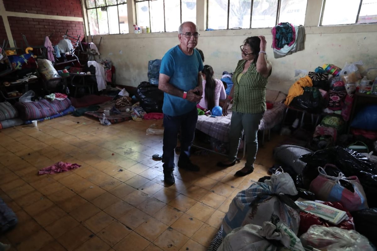Familias viven hacinadas en los albergues de Escuintla. (Foto Prensa Libre: Álvaro Interiano)
