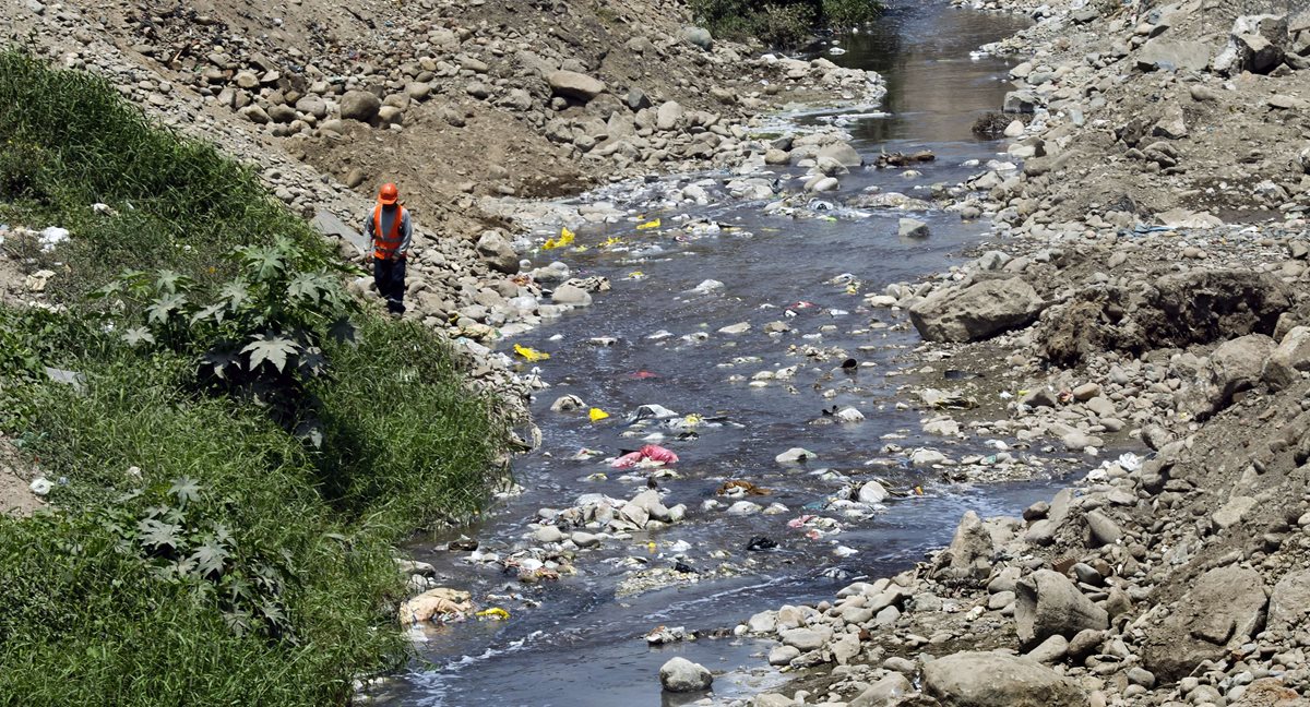 El grado de contaminación del río Rimac es evidente. (Foto Prensa Libre: AFP).