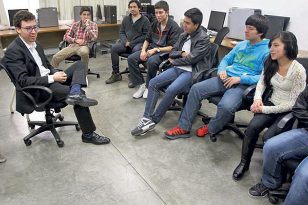 El creador de Duolingo compartió con estudiantes de la Universidad del Valle de Guatemala. (Foto Prensa Libre: Keneth Cruz)