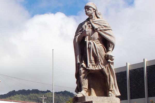 Decenas de  grupos  llegan a encender su antorcha en la estatua de Atanasio Tzul, en Totonicapán. (Foto Prensa Libre: Archivo)
