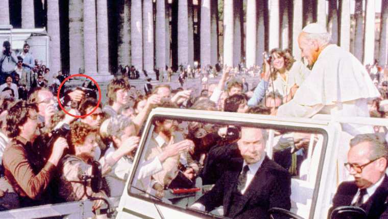 Momento del ataque a Juan Pablo II en 1981; dentro del círculo se aprecia un arma de fuego. (Foto: Hemeroteca PL)