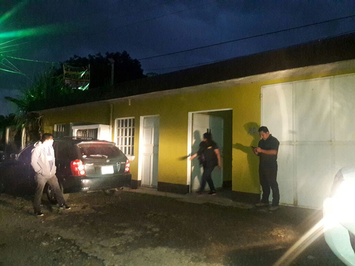 En esta vivienda agentes de la Policía Nacional Civil, localizaron a otra persona. (Foto Prensa Libre: Eduardo Sam)