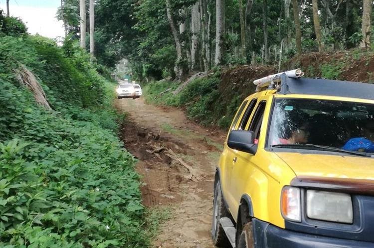 Ruta alterna que utilizan automovilistas para evitar el área de hundimiento, entre el km 188 y el 191 de Retalhueu a Quetzaltenango, se halla en mal estado. (Foto Prensa Libre: Rolando Miranda)