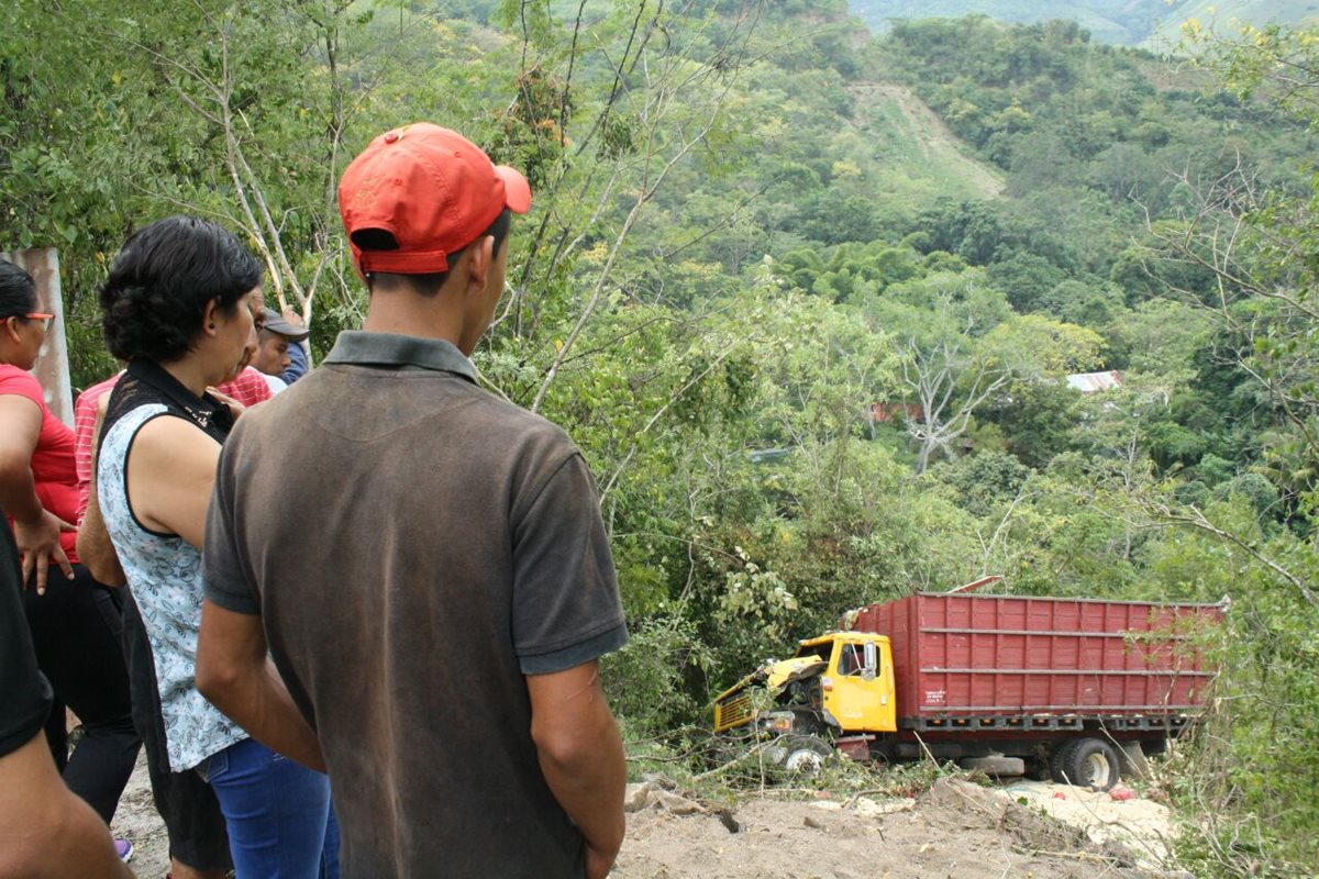 Accidente de camión en la ruta entre El Progreso y Jalapa causó la muerte de dos personas. (Foto Prensa Libre: Héctor Contreras)