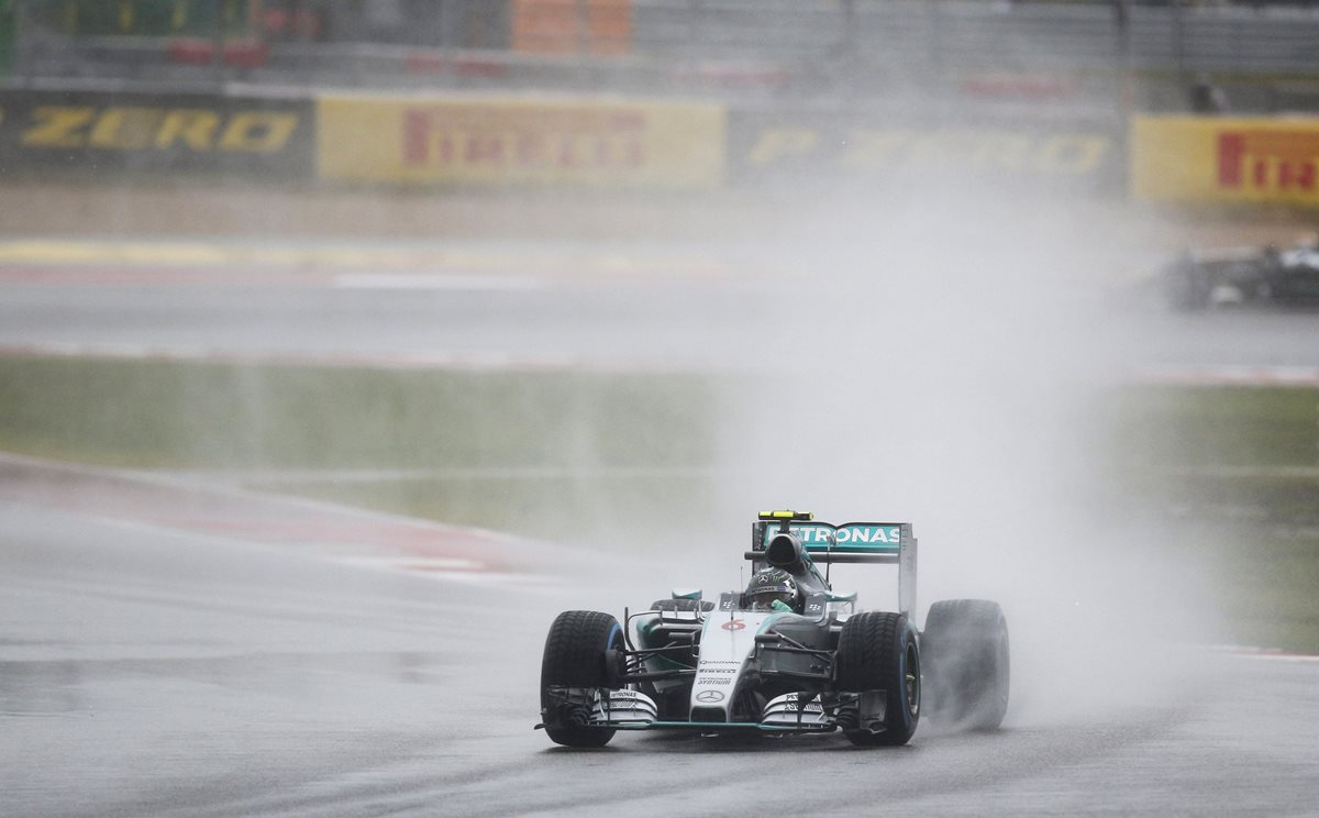 Nico Rosberg largará desde el lugar de privilegio por haber superado el tiempo de su compañero y rival Lewis Hamilton. (Foto Prensa Libre: AFP)