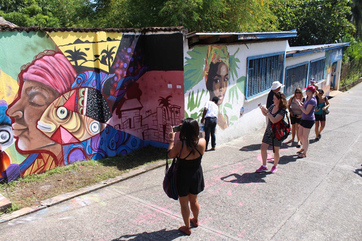 Murales atraen a turistas que se desplazan por la calle de principal de Lívingston, Izabal. (Foto Prensa Libre: Dony Stewart).
