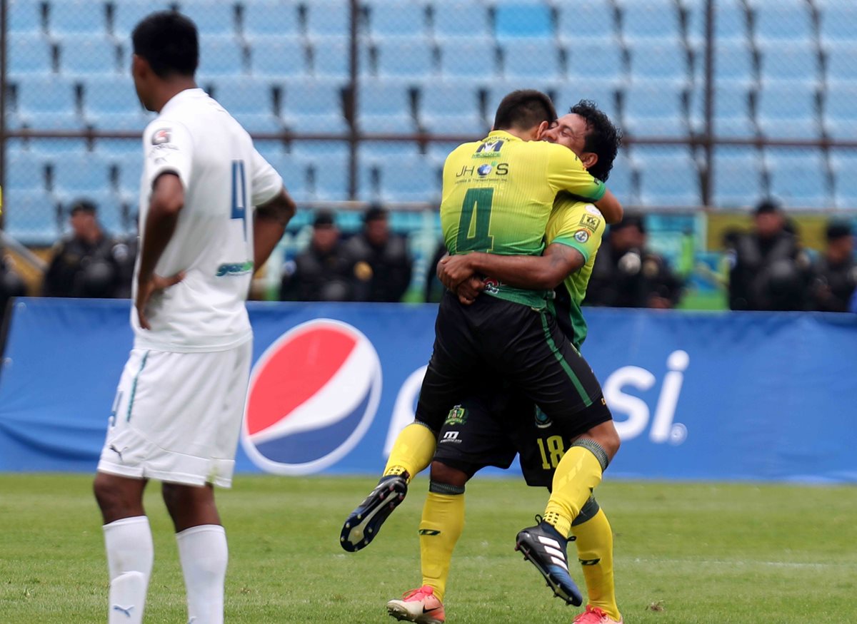 El último juego en Guatemala entre albos y guastatoyanos, fue el 6 de mayo pasado, en el Clausura 2018. (Foto Prensa Libre: Hemeroteca PL)