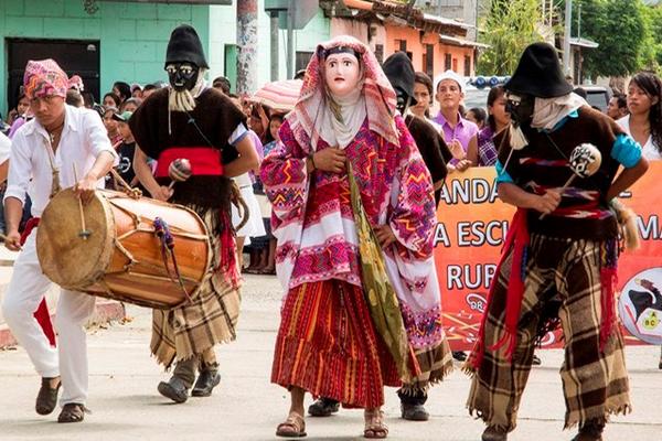 Estudiantes presentan la danza de La Pichona en el desfile inaugural de la feria de San Miguel Chicaj. (Foto Prensa Libre: Carlos Grave) <br _mce_bogus="1"/>