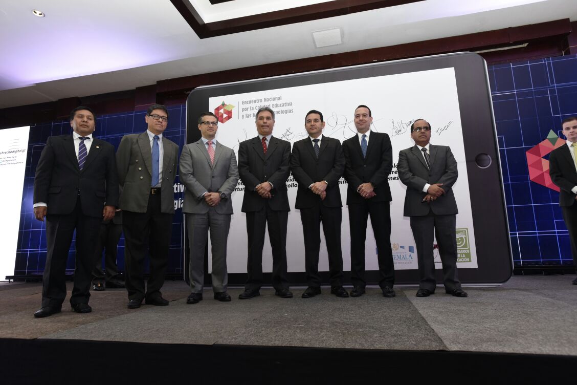 Autoridades de Gobierno y Empresarios por la Educación se comprometieron a reducir la brecha digital (Foto Prensa Libre: Esbin García).