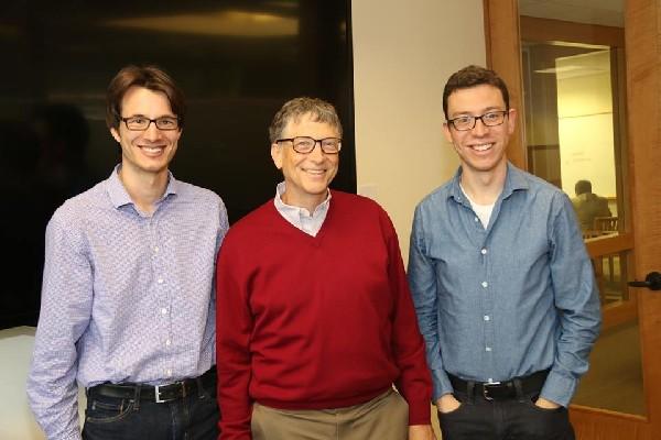 Luis Von Ahn  —Der.— publicó una foto de su reunión con el poderoso Bill Gates —centro—.