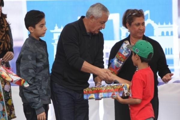 El presidente y su esposa entregan regalos y pasteles a familias de Zaragoza, Chimaltenango. (Foto Prensa Libre: AGN)<br _mce_bogus="1"/>
