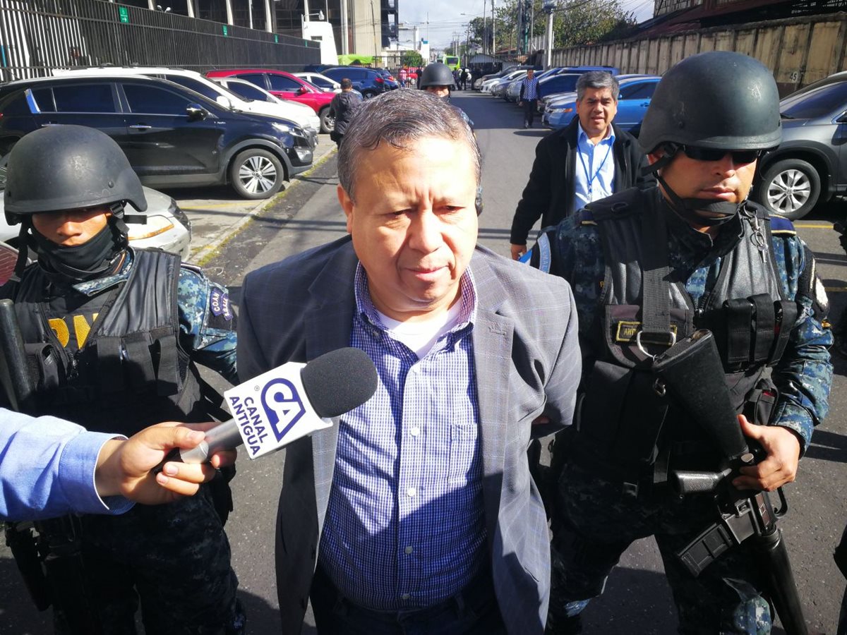 Abraham Valenzuela, ex ministro de la Defensa, a su llegada a tribunales.