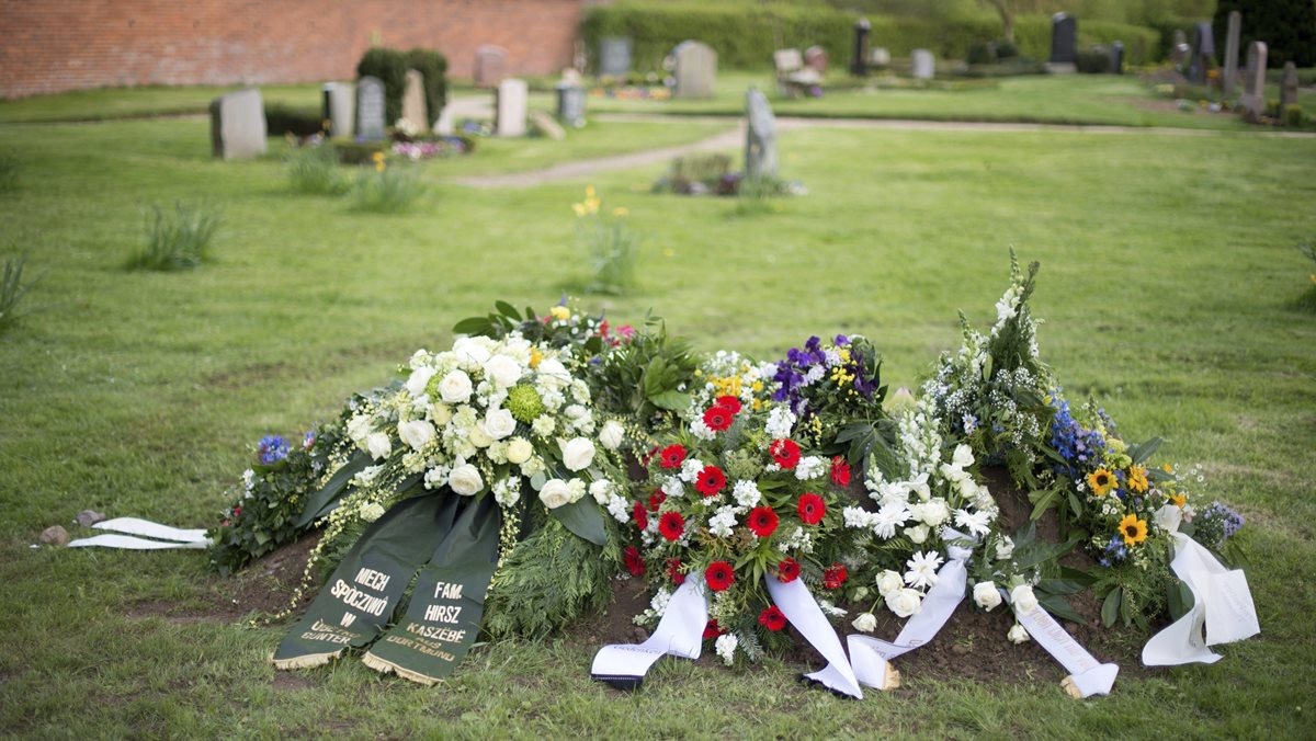 Tumba del escritor alemán Günter Grass, fallecido el pasado 13 de abril. (Foto Prensa Libre: EFE)
