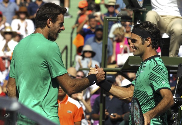 Del Potro felicita a Roger Federer tras finalizar el encuentro y se clasificó a octavos. (Foto Prensa Libre: AFP).