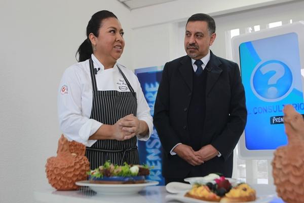 La chef Aura Equité y el médico y nutricionista Héctor Herrarte, durante El Consultorio. (Foto Prensa Libre: Hemeroteca PL)