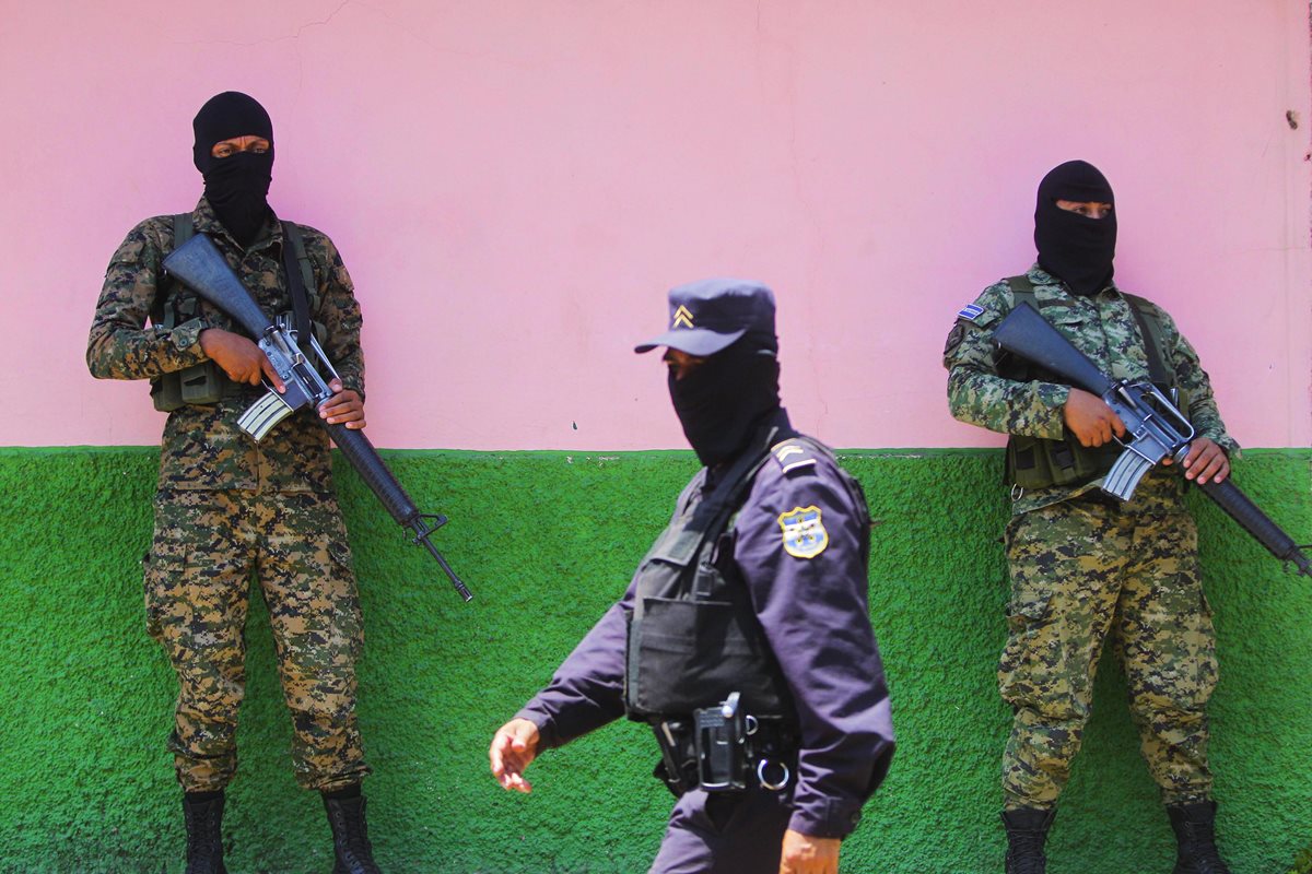Agentes de la Fuerza Armada salvadoreña y de la Policía Nacional Civil resguardan las principales cárceles del país. (Foto Prensa Libre: EFE).