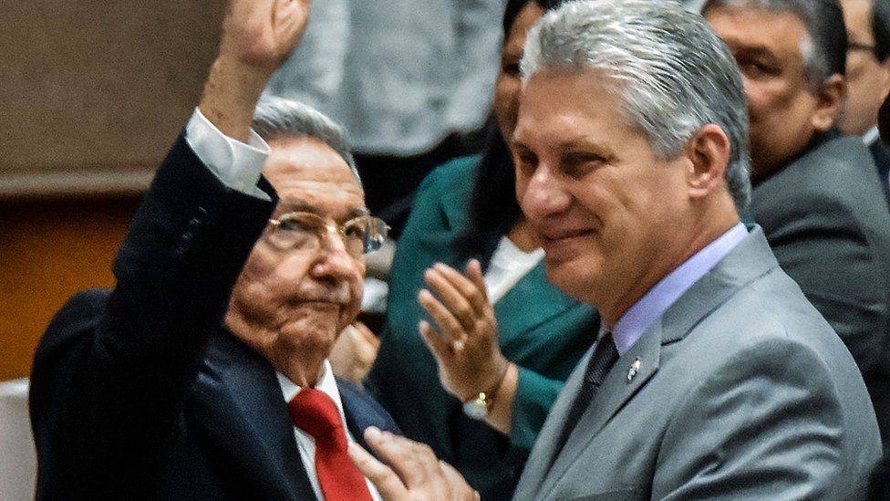 Raúl Castro le pasó el bastón de mando a Miguel Díaz-Canel. GETTY IMAGES