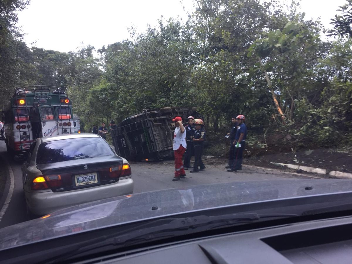 Agentes de la Policía Nacional Civil y rescatistas llegaron al lugar para auxiliar a los heridos. (Foto Prensa Libre: Cruz Roja Guatemalteca)