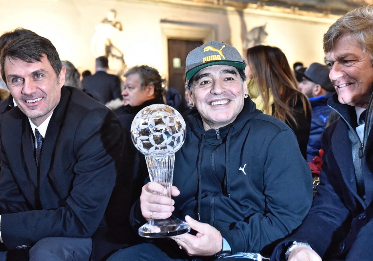 El exjugador argentino Diego Armando Maradona (centro) junto al excapitán del Milan Paolo Maldini (izquierda) y al exjugador italiano Giancarlo Antognoni (derecha). (Foto Prensa Libre: EFE)