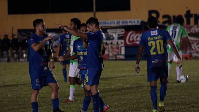 Así festejaron los jugadores de Cobán Imperial, después del gol de Robin Betancourth. (Foto Prensa Libre: Eduardo Sam)