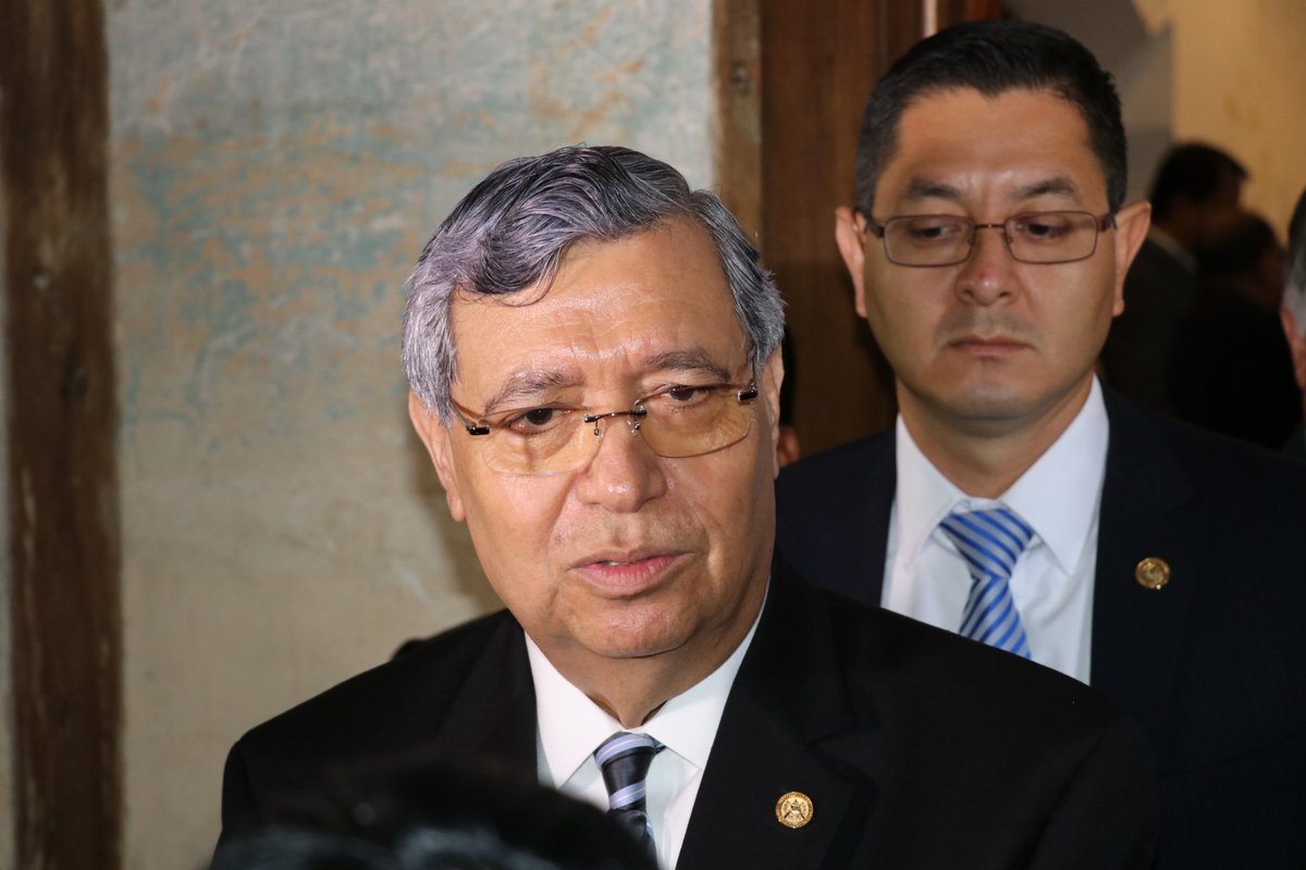 El vicepresidente Jafeth Cabrera dijo que apoya a presidente Jimmy Morales y que el antejuicio contra el mandatario es espurio. (Foto Prensa Libre: Renato Melgar)