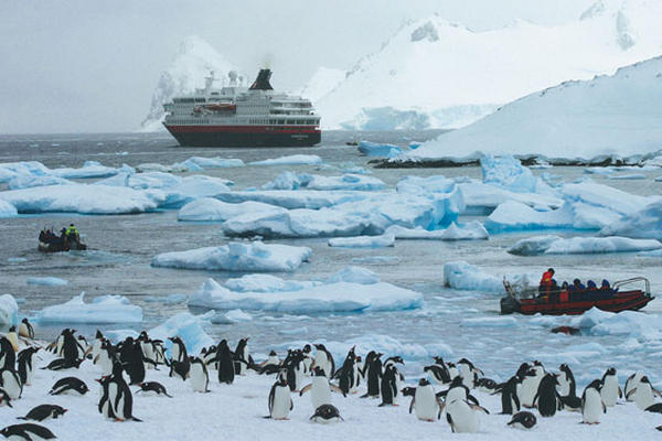 En la península antártica, se pierden casi 45.000 millones de toneladas métricas de hielo  cada año, según la Nasa.  (Foto Prensa Libre: AP)