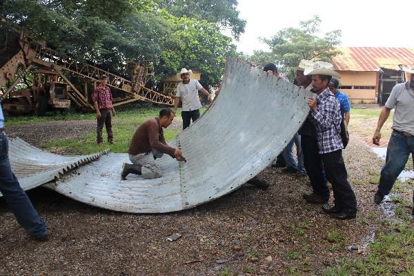 Empleados de la Zona Vial   de Jutiapa preparan  material para formar una  bóveda de acero.