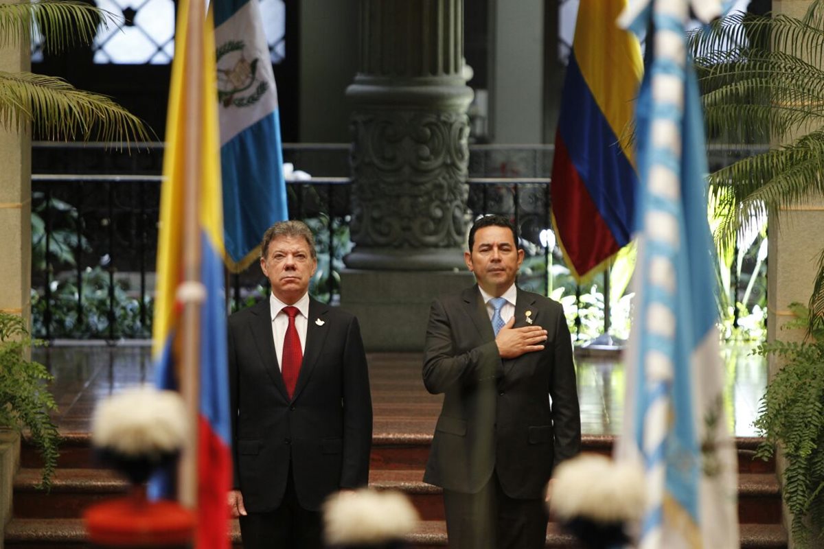 Juan Manuel Santos y Jimmy Morales durante la ceremonia en el Palacio Nacional de la Cultura. (Foto Prensa Libre: Paulo Raquec)