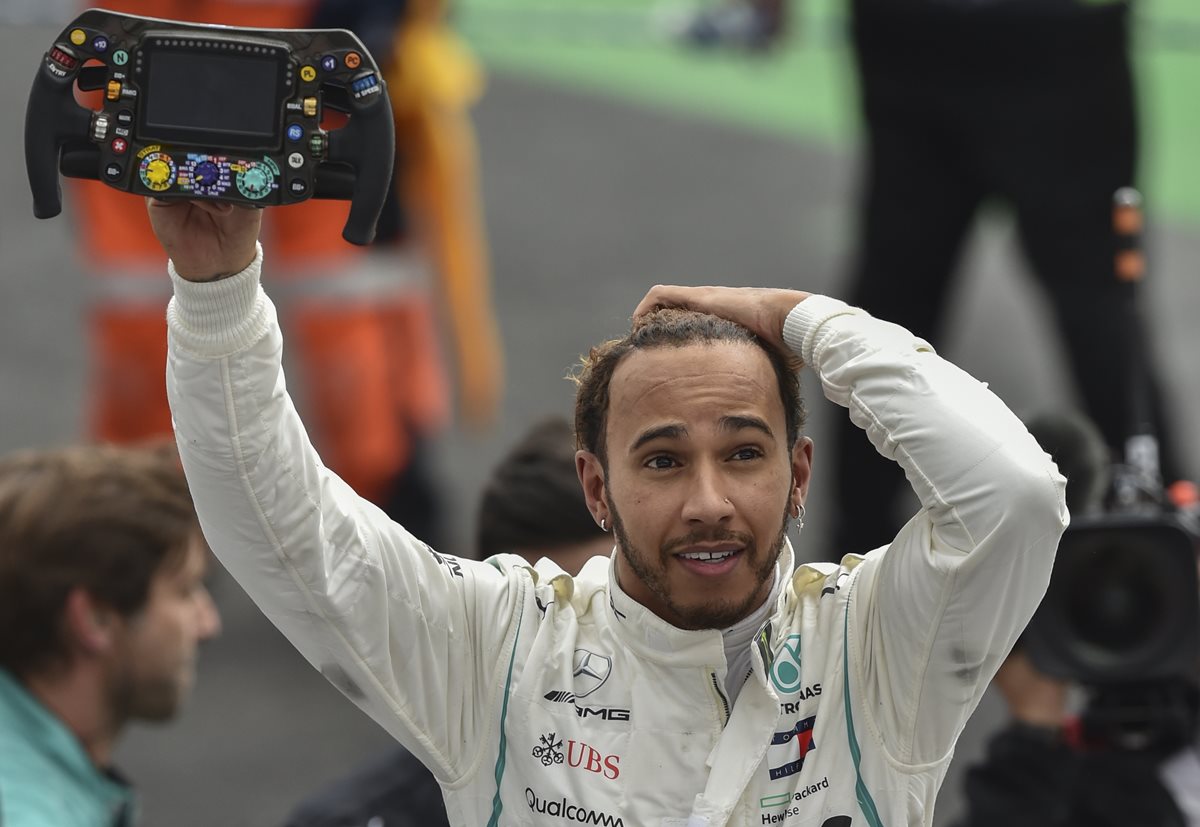 Hamilton saluda después de ganar el título de la Fórmula 1 en la temporada 2018. (Foto Prensa Libre: AFP)