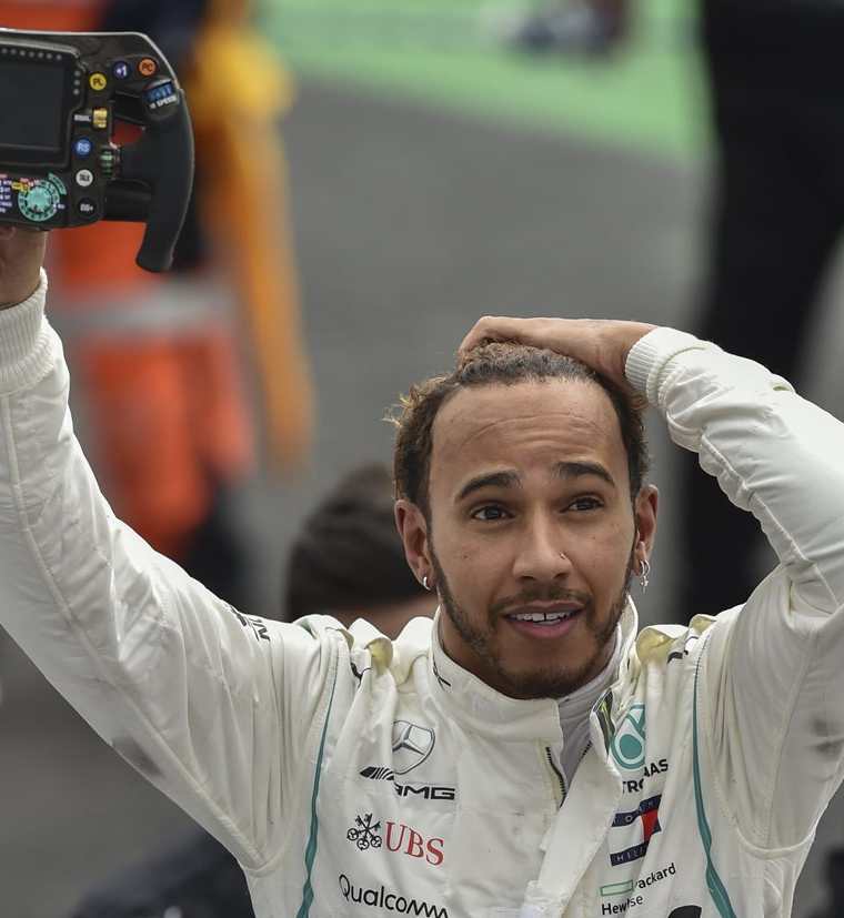 Hamilton saluda después de ganar el título de la Fórmula 1 en la temporada 2018. (Foto Prensa Libre: AFP)