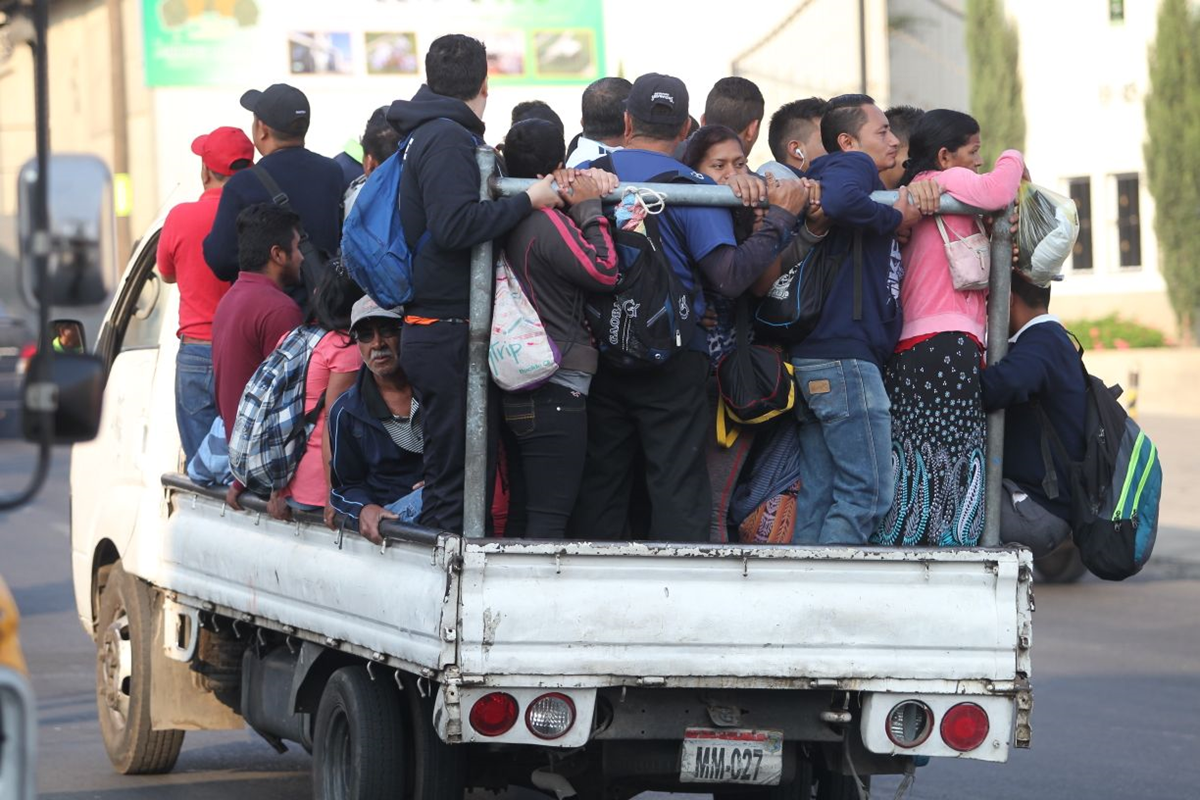 Usuarios se arriesgan al viajar en picops. (Foto Prensa Libre: Érick Ávila)