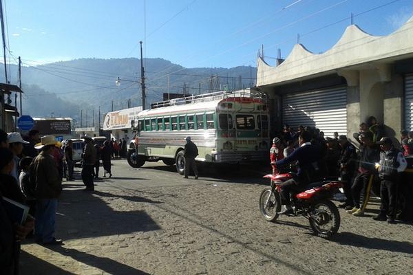 El bus de la empresa Santa Rita que fue objeto de asalto permanece frente a la estación de Bomberos Voluntarios, en Nahualá. (Foto Prensa Libre: Ángel Julajuj) <br _mce_bogus="1"/>