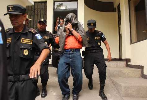 policía custodia al agresor, tras el ataque.