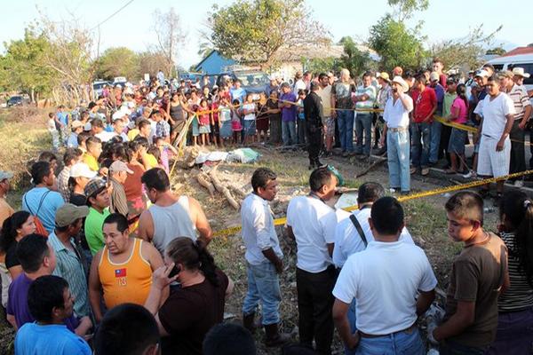 Vecinos rodean la escena donde murieron las cinco mujeres. (Foto Prensa Libre: Hugo Oliva)<br _mce_bogus="1"/>