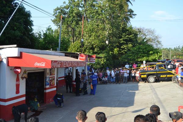 En la abarrotería estaban jugando en una máquina tragamonedas las víctimas, cuando fueron sorprendidas a balazos. (Foto Prensa Libre: Cortesía)