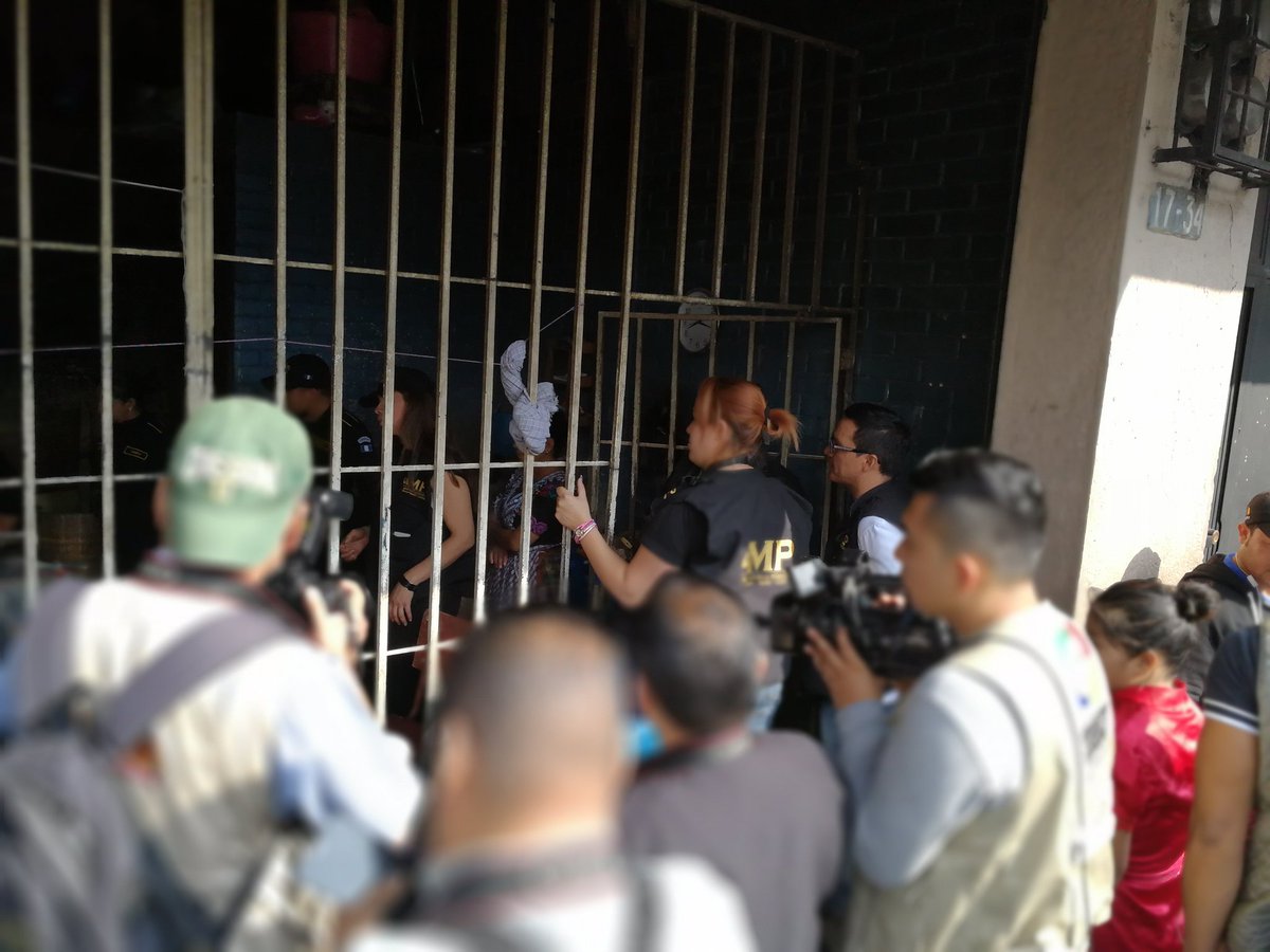 Varios inmuebles fueron allanados en la capital en busca de menores víctimas de explotación laboral. (Foto Prensa Libre: Carlos Álvarez)
