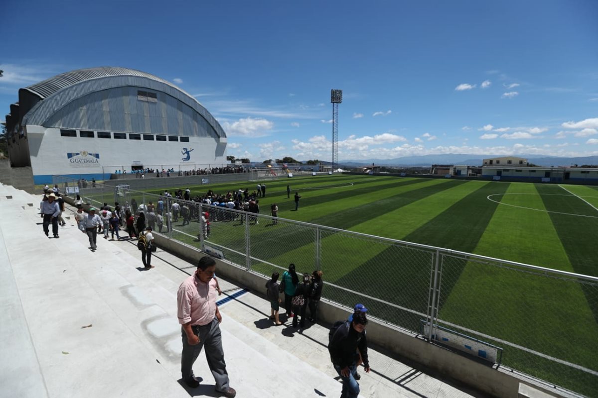 El estadio municipal de Mixco será inaugurado este lunes con un partido entre el Deportivo Mixco y la Liga Municipal. (Foto Prensa Libre: Esbin García)