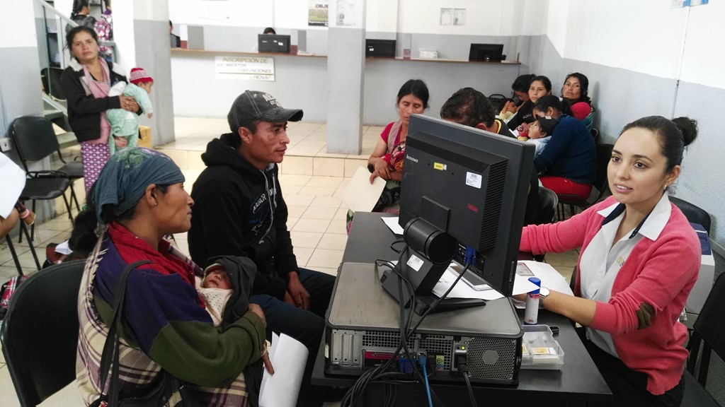 Empleada del Renap en Jalapa inscribe a un niño que no había sido registrado por falta de recursos. (Foto Prensa Libre: Hugo Oliva)