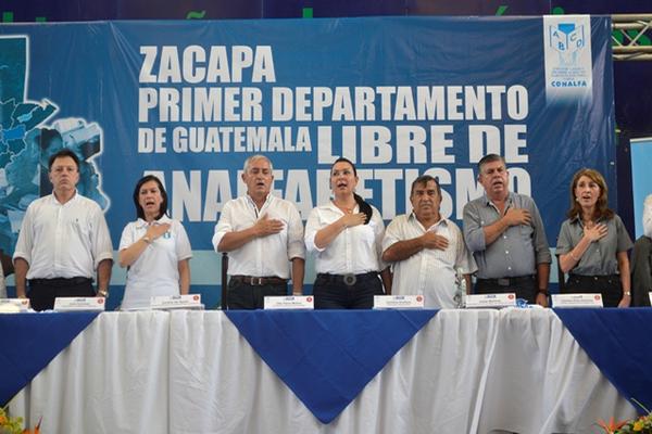 Las autoridades de gobierno declararon a Zacapa departamento libre de analfabetismo. (Foto Prensa Libre:  Edwin Paxtor).