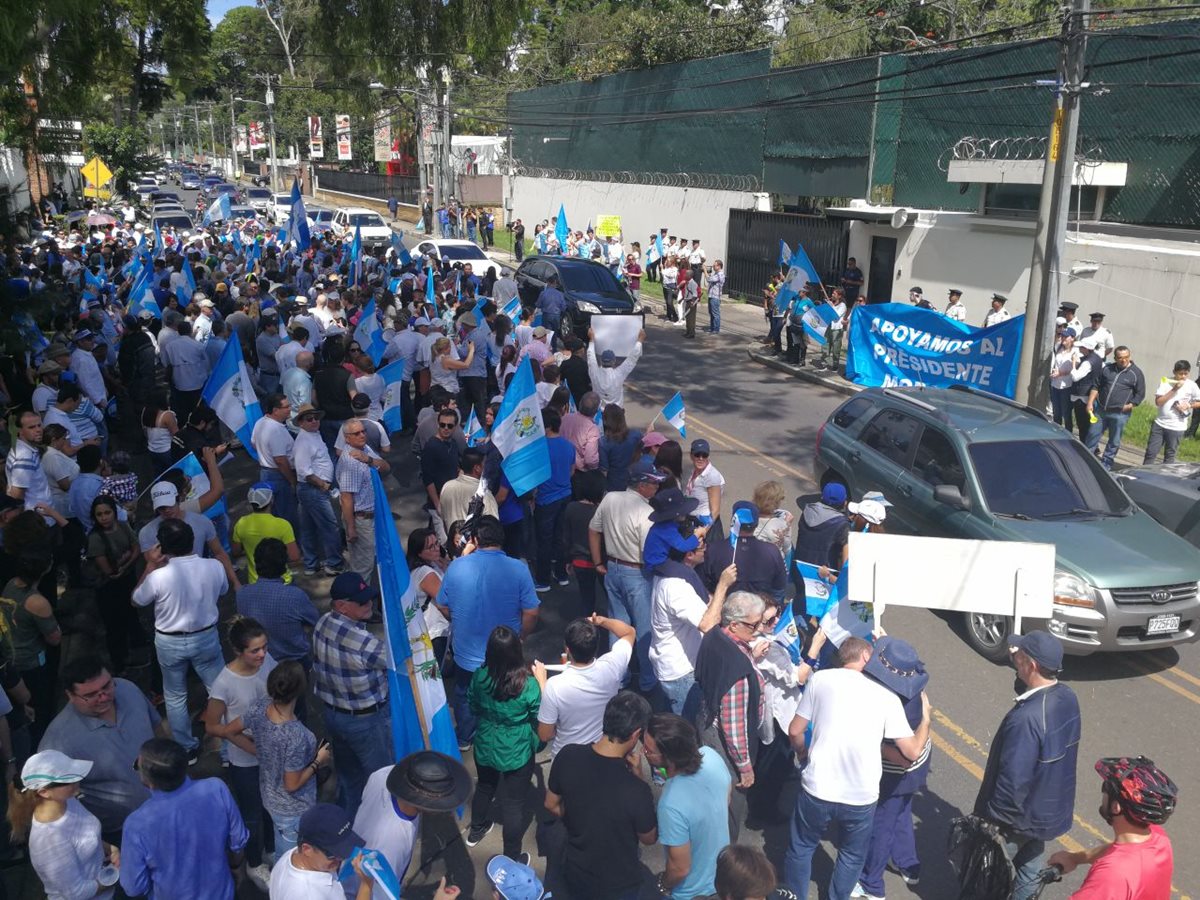 Durante la manifestación se observaron carteles de apoyo al presidente Jimmy Morales y a favor de Álvaro Arzú. (Foto Prensa Libre: Esbin García)
