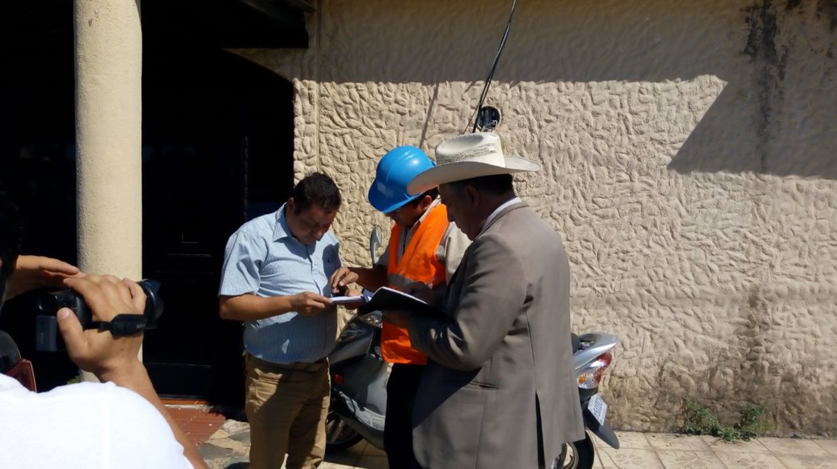 Personal de Energuate asegura que el servicio en la vivienda del concejal fue suspendido en diciembre del 2017. (Foto Prensa Libre: Cristian Icó)