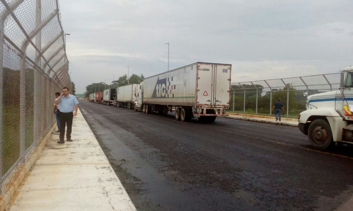 Entre Guatemala y México circula la mayor parte del comercio regional, por el momento el paso está paralizado en puente Tecún Umán. (Foto Prensa Libre: Cortesía)