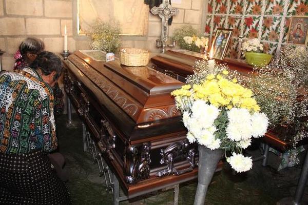 Velan los restos de dos menores que fueron arrollados ayer en un sector de Sololá, por una autopatrulla policial. (Foto Prensa Libre: Ángel Julajuj)<br _mce_bogus="1"/>