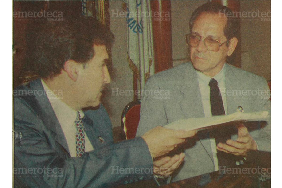 El presidente Ramiro de León Carpio, entregó al licenciado Fernando Bonilla Martínez, presidente del Tribunal Supremo Electoral, la solicitud para convocar a la consulta popular. 27/9/1993. (Foto: Hemeroteca PL)