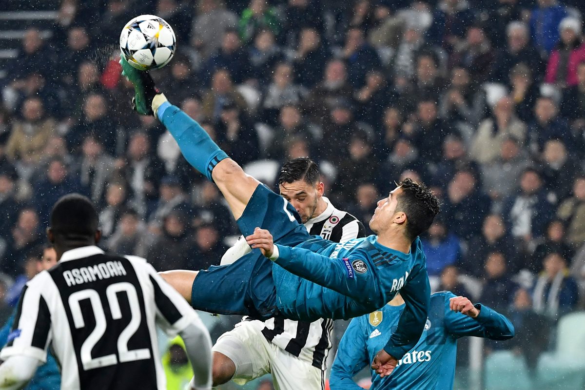 Cristiano Ronaldo marcó de chilena frente a la Juventus de Turín, en la ida de los cuartos de final de la Liga de Campeones de Europa. (Foto Prensa Libre: AFP)