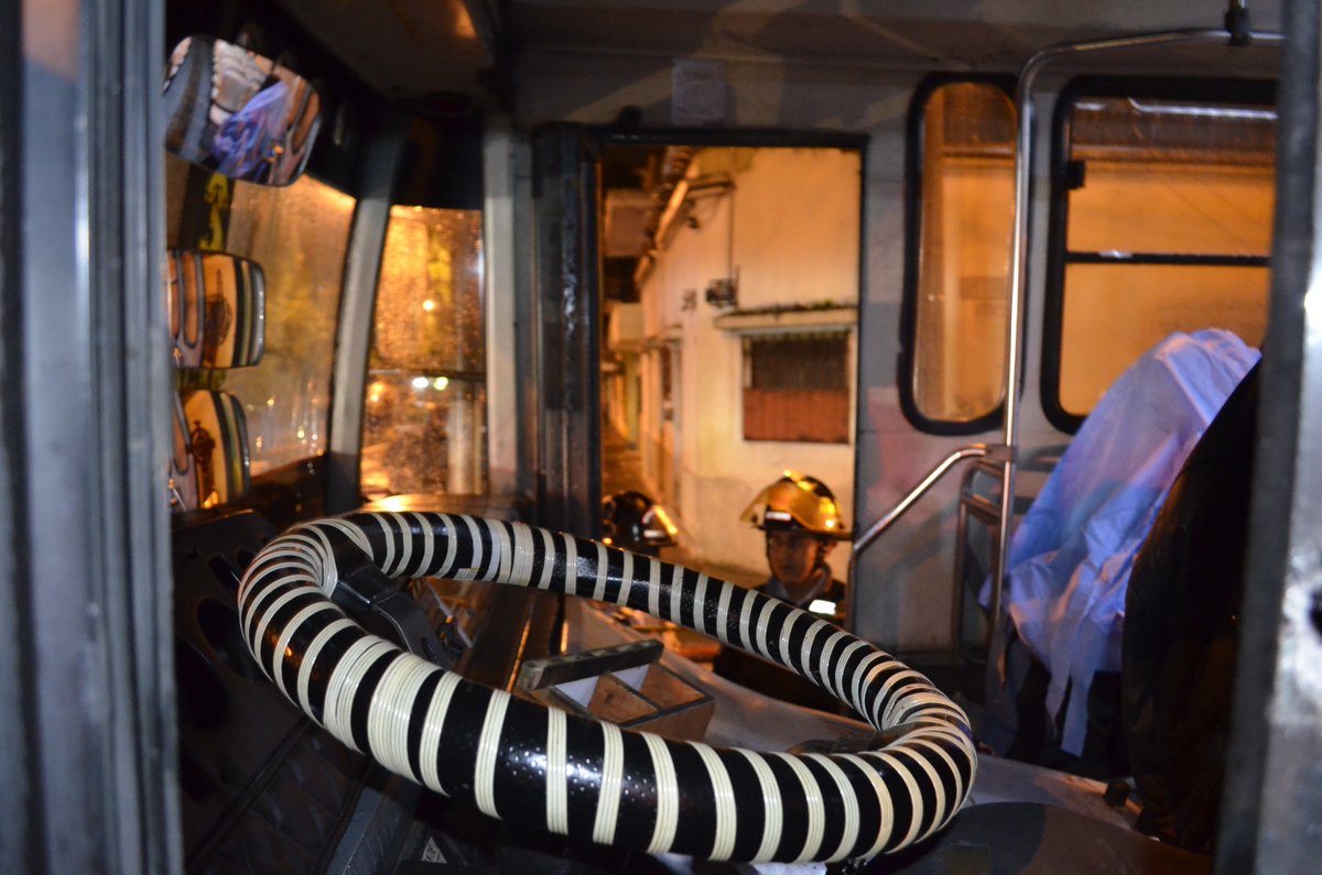 El cuerpo del ayudante quedó dentro del autobús. (Foto Prensa Libre: Bomberos Voluntarios).