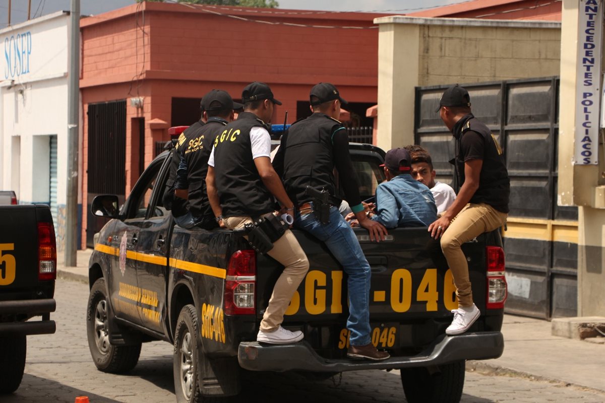 El plan de seguridad policial durante la consulta popular comenzó el sábado a mediodía. Traslado de personas capturadas. (Foto: PNC)