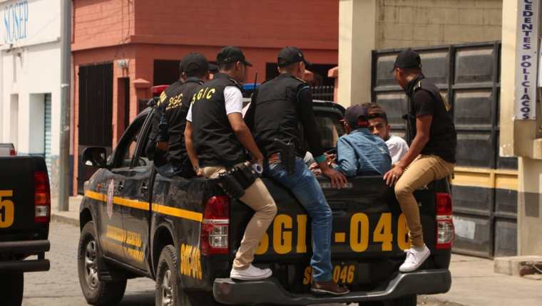 El plan de seguridad policial durante la consulta popular comenzó el sábado a mediodía. Traslado de personas capturadas. (Foto: PNC)