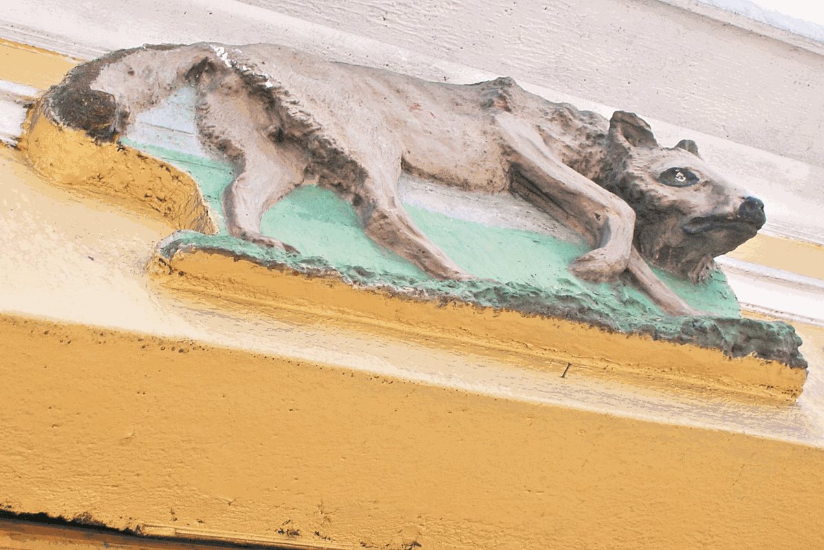 El lobo que se encuentra en un inmueble donde funcionó la ferretería El Lobo en la 9a. calle. (Foto: Hemeroteca PL)