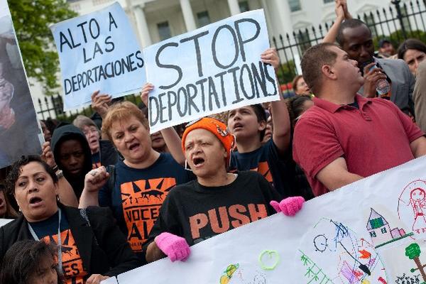 Defensores de indocumentados se concentran frente a la Casa Blanca, en Washington DC, para exigir al Gobierno que detenga las masivas deportaciones y califican de implacables las medidas. (Foto Prensa Libre: AFP)